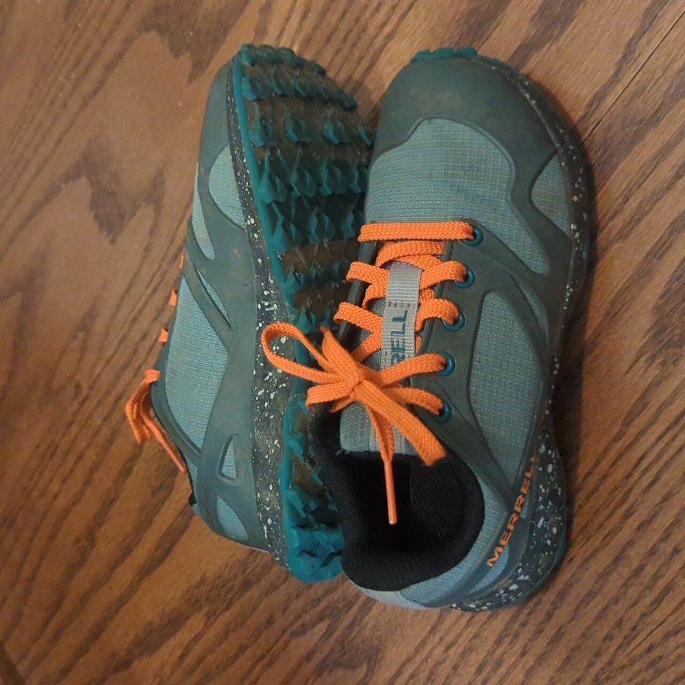 Kids hiking sneakers